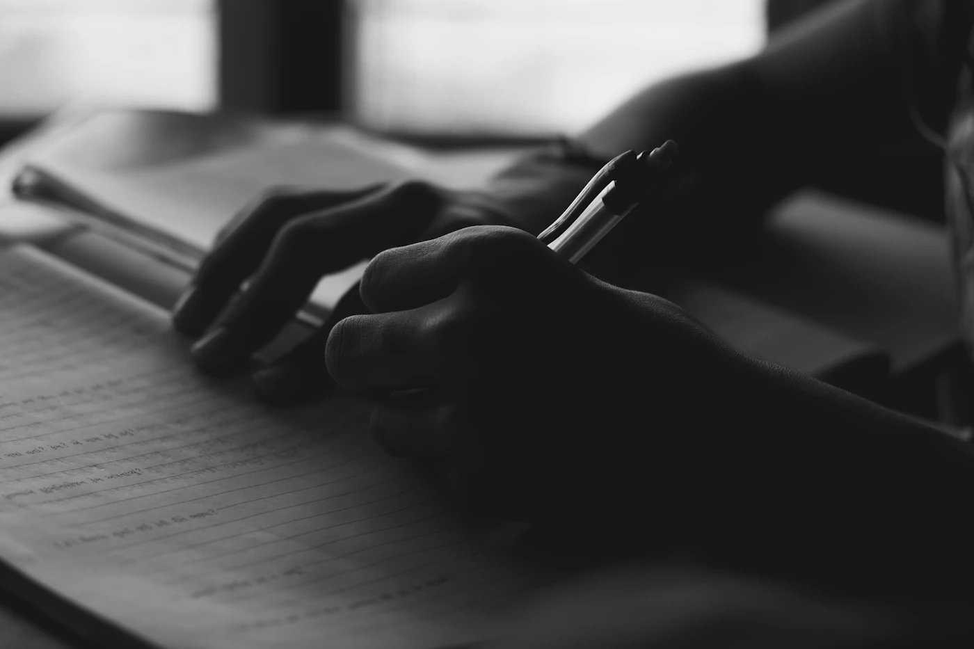 Prise de notes manuscrites, image en noir et blanc
